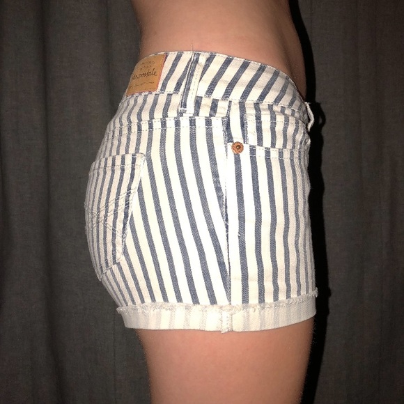 STRIPED SHORTS - Picture 3 of 4
